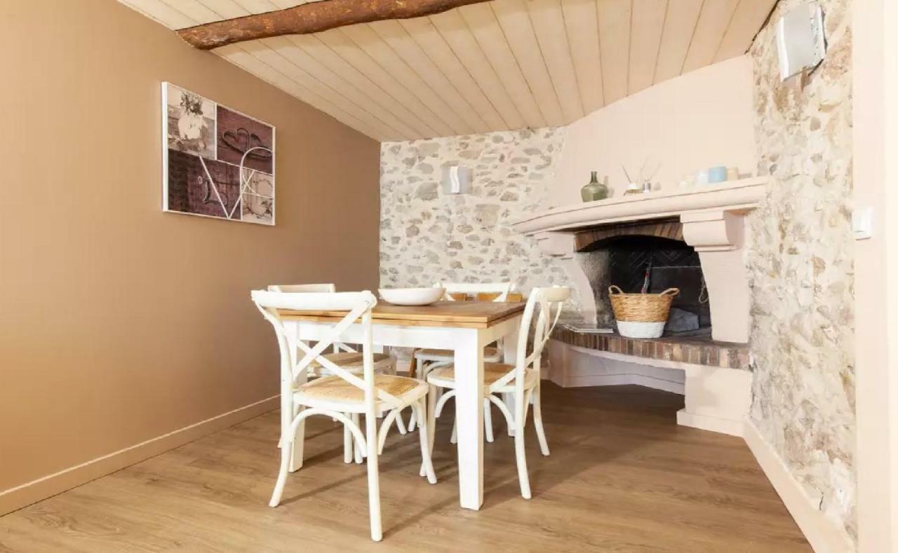 2 Bedrooms 2 Bathrooms In Old Apartment