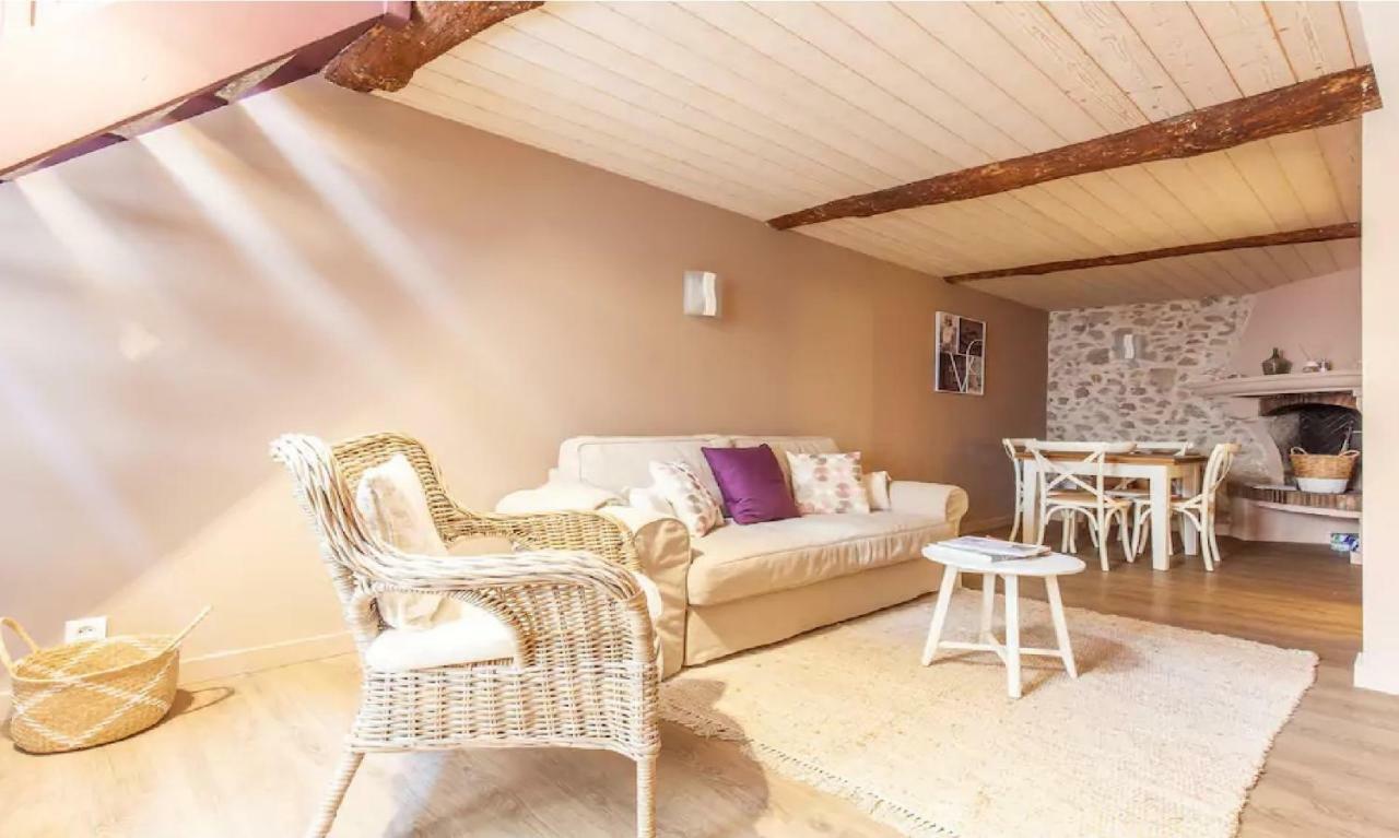 2 Bedrooms 2 Bathrooms In Old *